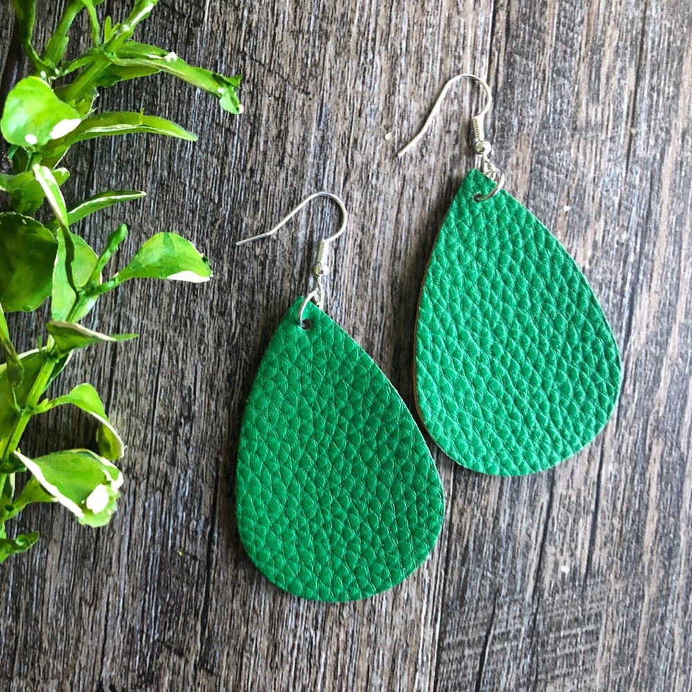 🌸3/$25 🆕 Handmade Green Textured Leather Teardrop Dangle Drop Earrings